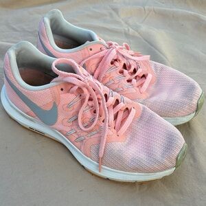 Nike Women's Pink and Gray Athletic Shoes